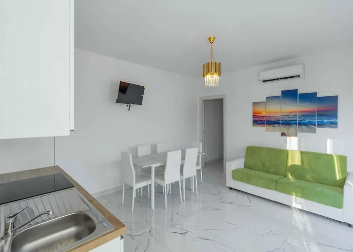 With Pool In 45641 Apartment *